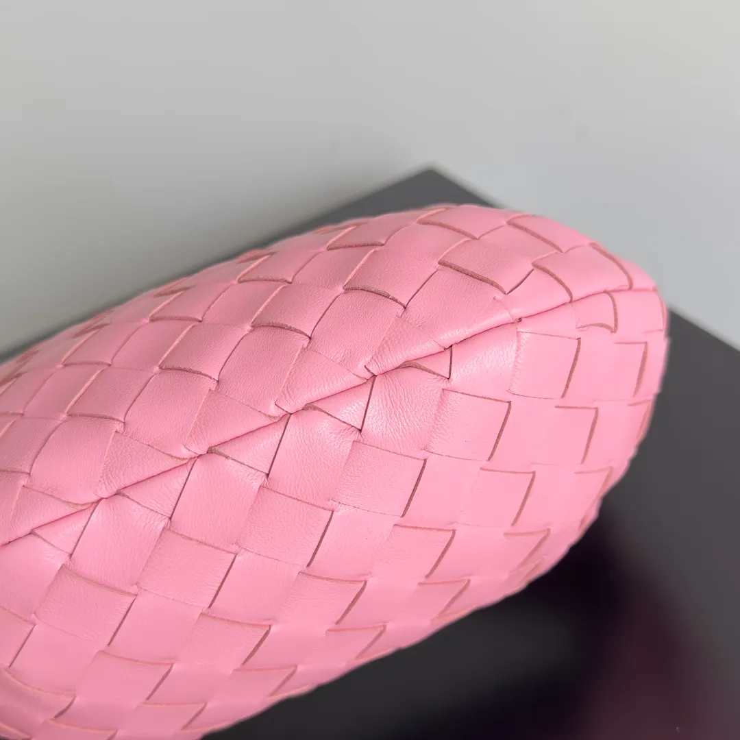 Batch 1120 Bottega veneta͙.——- The latest woven knotted hobo🔥 The top-grade lambskin leather is very soft, the bag shape is unique, practical and durable. It retains the traditional woven elements while being a little more flamboyant ~ Made of hand-woven sheepskin, zipper opening and closing, curved seamless structure, effortless to match. Highly recommended⚠️⚠️⚠️ The most high-end in the market🌈 Welcome to compare [Factory complete package] size: 23x15x5cm.   Model: 651876
